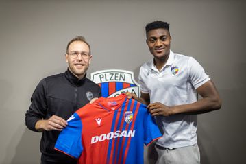 Rafiu Durosinmi signs for Viktoria Plzen