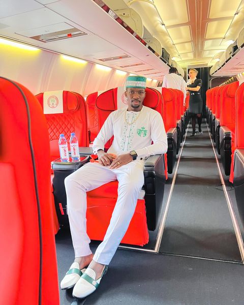 Just like the 2018 World Cup, the Super Eagles of Nigeria have departed for AFCON in Cote d’Ivoire wearing white Kaftan and green caps.