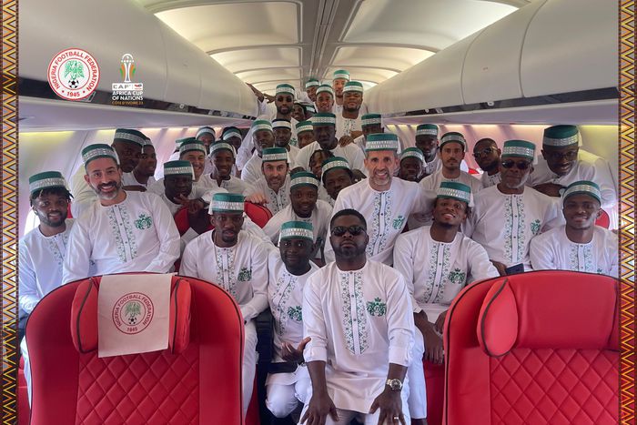 Just like the 2018 World Cup, the Super Eagles of Nigeria have departed for AFCON in Cote d’Ivoire wearing white Kaftan and green caps.