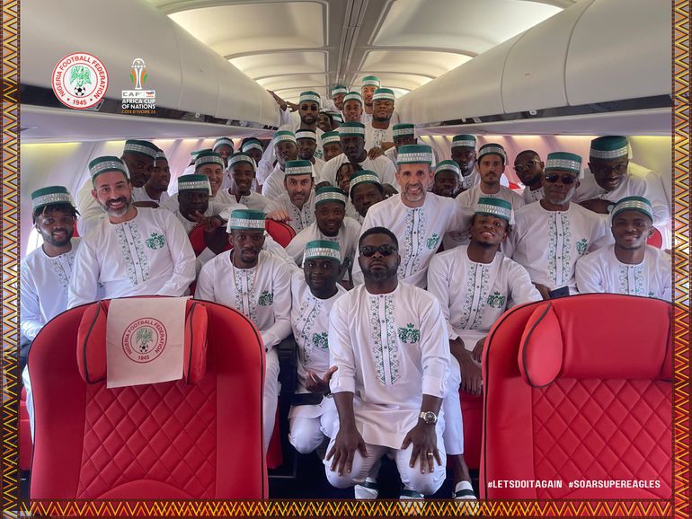 Just like the 2018 World Cup, the Super Eagles of Nigeria have departed for AFCON in Cote d’Ivoire wearing white Kaftan and green caps.