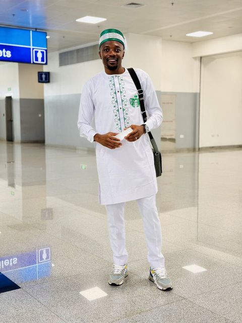 Just like the 2018 World Cup, the Super Eagles of Nigeria have departed for AFCON in Cote d’Ivoire wearing white Kaftan and green caps.