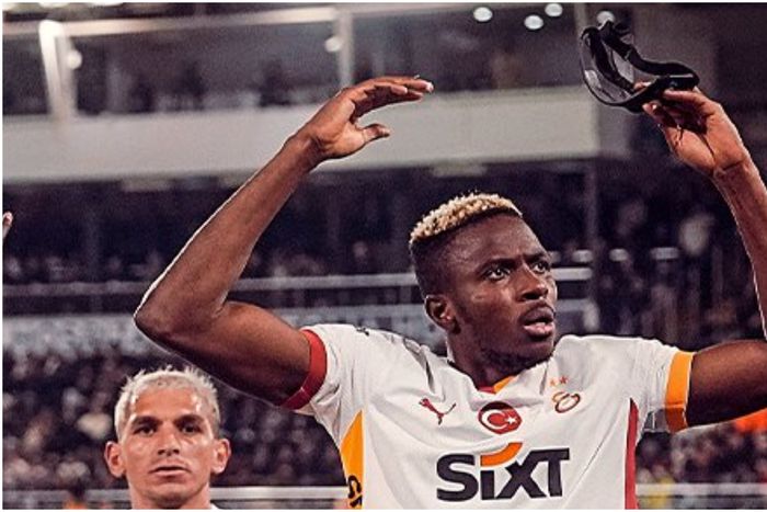 Galatasaray's hero Victor Osimhen celebrates the big win.