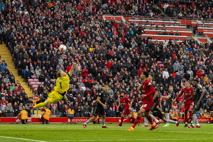 Aaron Ramsdale makes a spectacular save