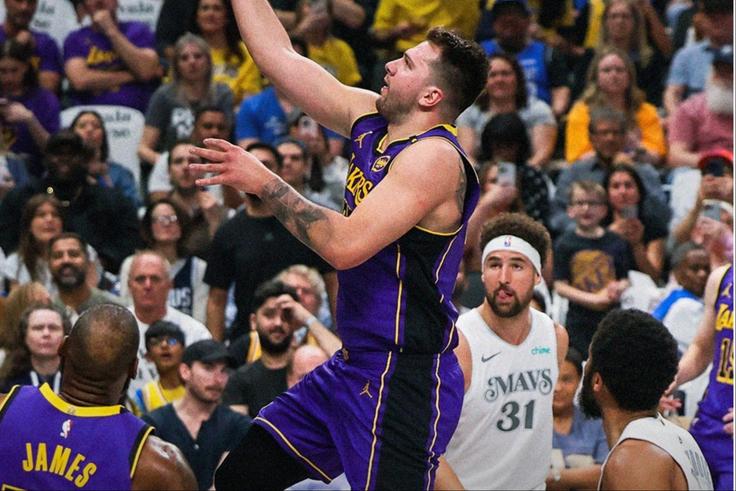 In a return to Dallas, Luka Doncic bags 45 points as the Lakers beat the Mavericks to clinch a playoff spot.