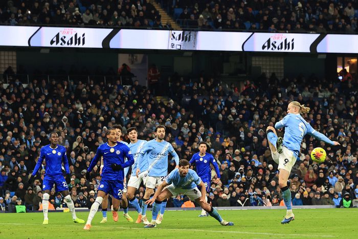 Chelsea vs Manchester City in Premier League action
