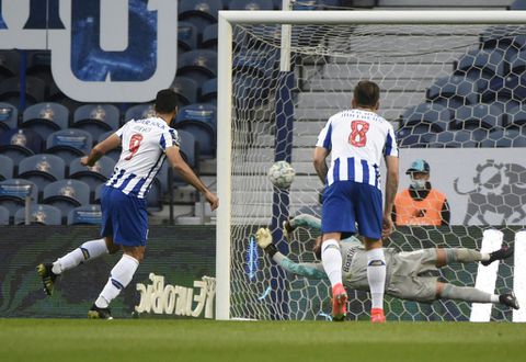 Sporting's title party on hold after Porto thump Farense