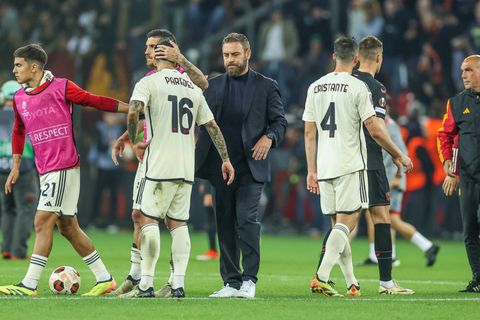 Daniele De Rossi consoles his Roma players after the defeat.