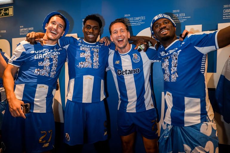 Terem Moffi with his Porto teammates.
