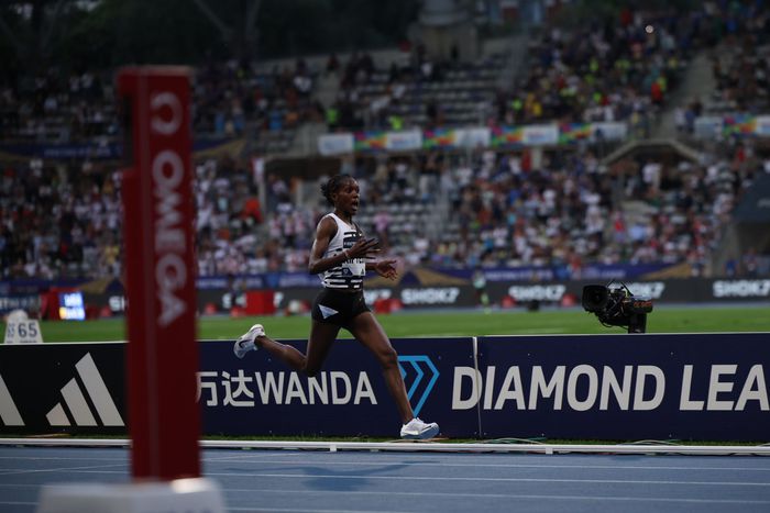 Faith Kipyegon smashes the 5,000m world record at the Paris Diamond League.