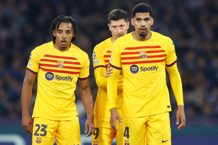 Jules Kounde FC Barcelona, Barca , Robert Lewandowski (FC Barcelona) and Ronald Araujo (FC Barcelona) look on, UEFA Champions League 2023/2024 - Round of 16 First Leg, SSC Napoli vs FC Barcelona || Image credit: Imago