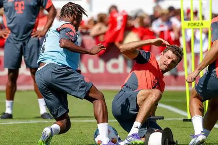 Wisdom Mike and Thomas Muller in Bayern Munich training | Imago