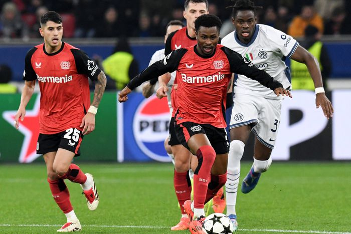 Nathan Tella against Yann Bisseck during Bayer Leverkusen vs Inter | Imago