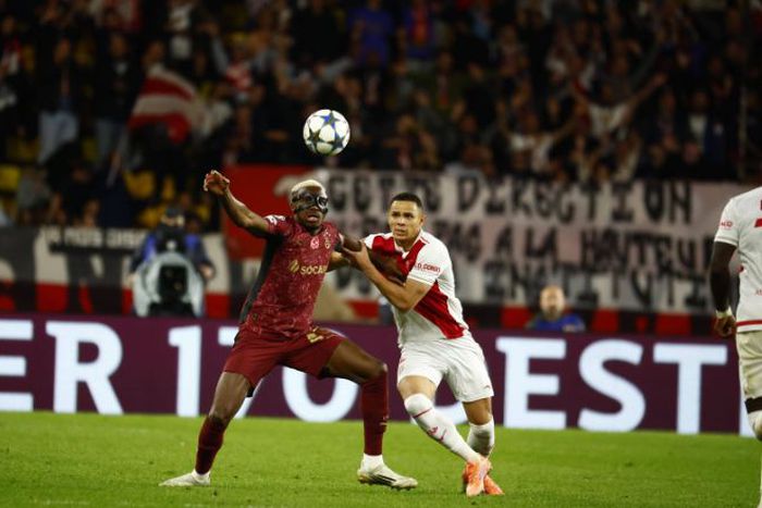 Victor Osimhen in a duel with Monaco's Vanderson || Image credit: Imago