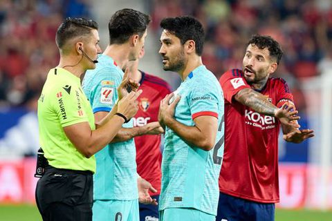 Barcelona and Osasuna players argue with the referee | Imago