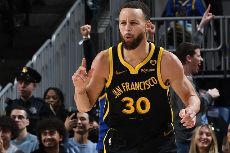 In a matchup of stars Golden State Warriors beat the Phoenix Suns thanks to a dagger by Steph Curry.