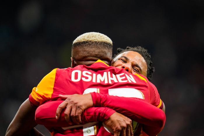 Lemina celebrates with Victor Osimhen.