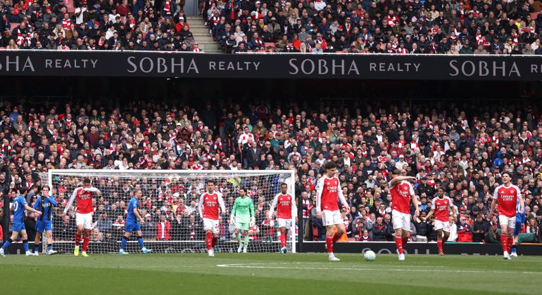 Arsenal players devastated after the final whistle || Imago