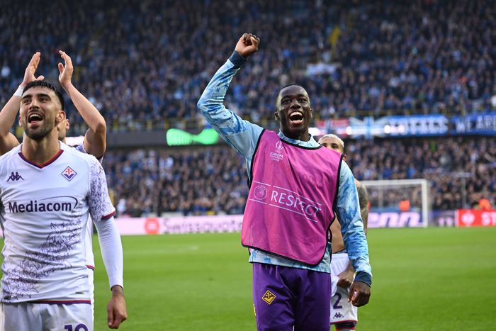 Michael Kayode celebrates Fiorentina's win against Raphael Onyedika's Club Brugge in the UECL.
