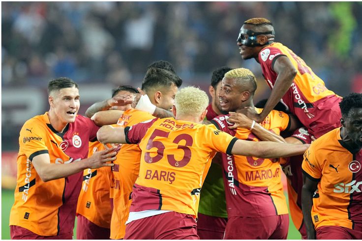 Congratulations - Fans erupt over iconic photo of Victor Osimhen on his Galatasaray teammates