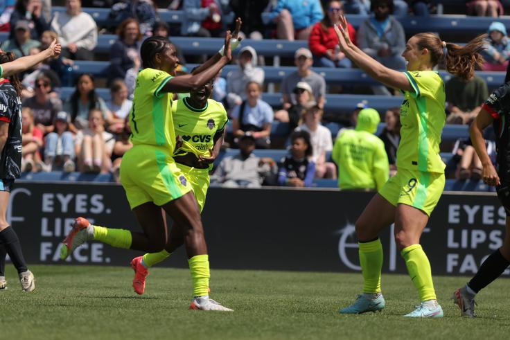 Gift Monday celebrating her winner for Washington Spirit | Imago