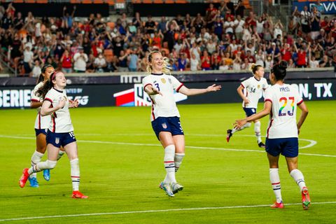 Mewis on target as US extend unbeaten streak