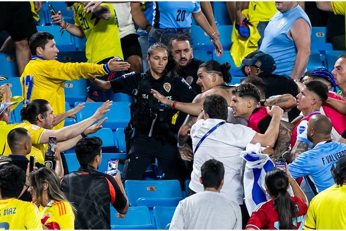 Darwin Nunez spotted in the fight with Colombian fans.