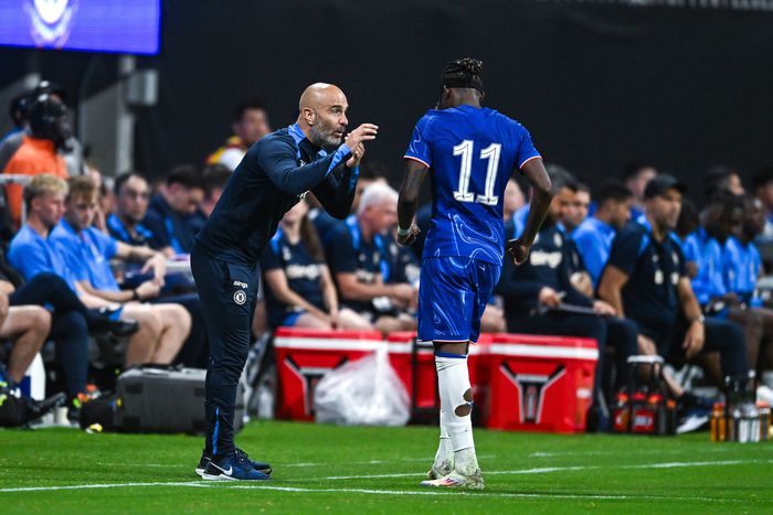 Chelsea head coach Enzo Maresca talks with midfielder Noni Madueke (11) during the friendly between Chelsea FC and Club America on July 31st, 2024 at Mercedes-Benz Stadium in Atlanta, GA. (Photo by Rich von Biberstein Icon Sportswire)