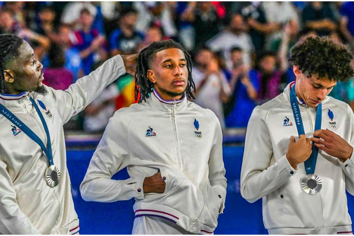 Michael Olise (middle) with his France teammates at Paris 2024.