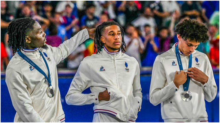 Michael Olise (middle) with his France teammates at Paris 2024.