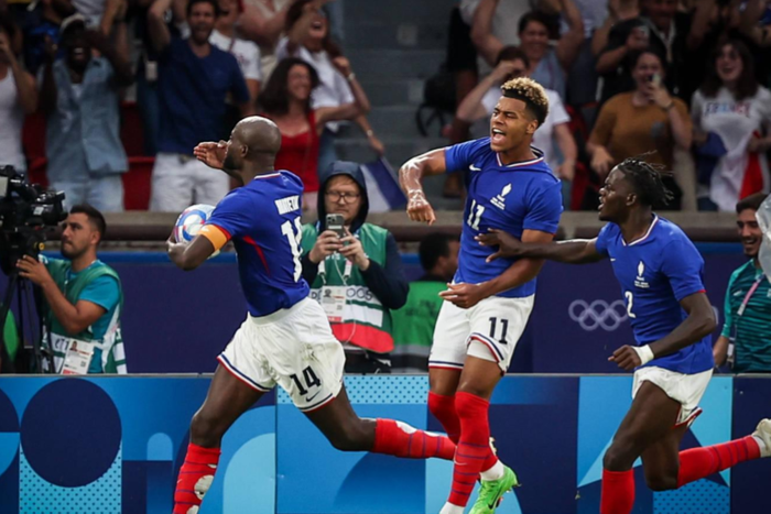 Jean-Philippe Mateta of France is celebrating with Desire Doue and Castello Lukeba after scoring the third goal from a penalty during the Men s Gold Medal match between France and Spain during the Olympic Games || Image credit: Imago