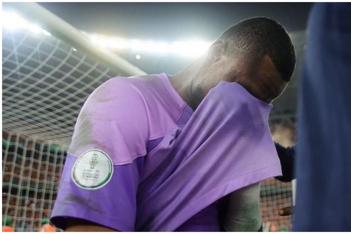 Stanley Nwabali in tears after the defeat to Ivory Coast.
