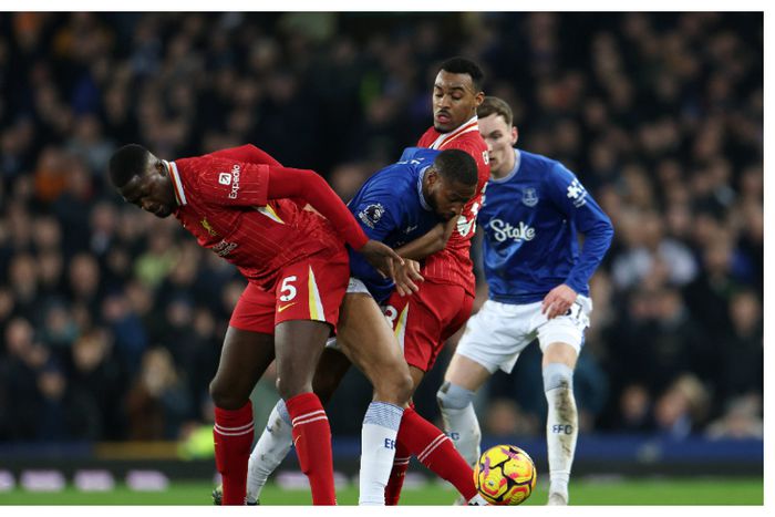 Everton last minute goal crash Liverpool's hope