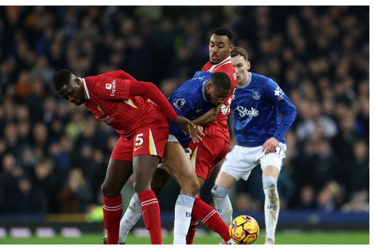 Everton last minute goal crash Liverpool's hope