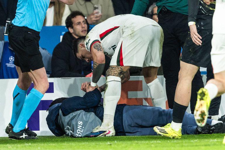 Pedro Neto pushes ball boy || imago