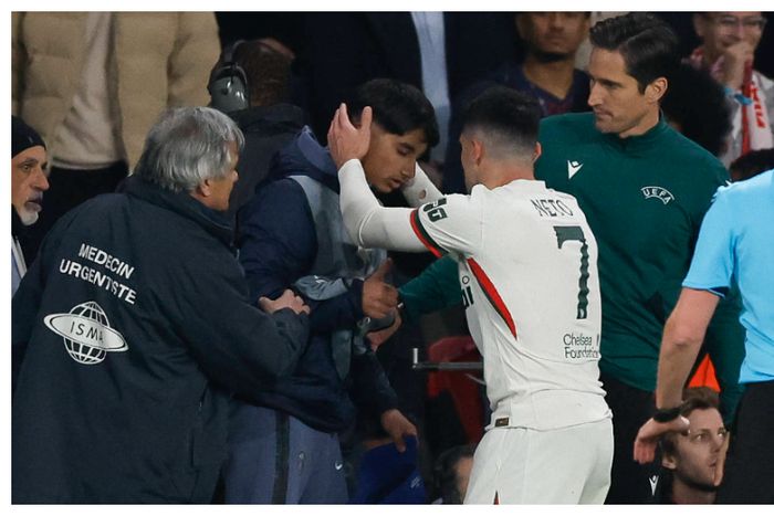 Chelsea star Neto issues apology after pushing ball boy