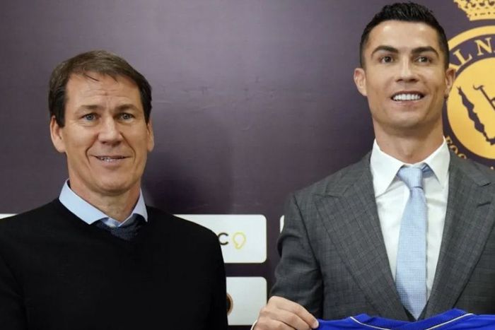 Cristiano Ronaldo (R) with now sacked Al Nassr manager Rudi Garcia