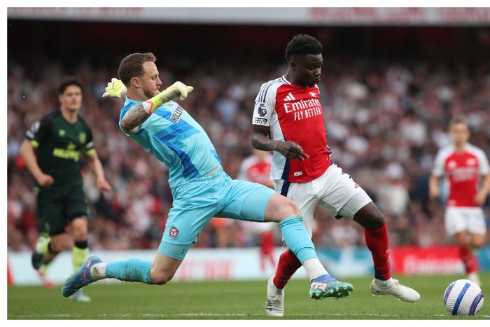 Saka in action against Brentford