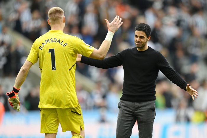 Arsenal coach Mikel Arteta and Goalkeeper Aaron Ramsdale