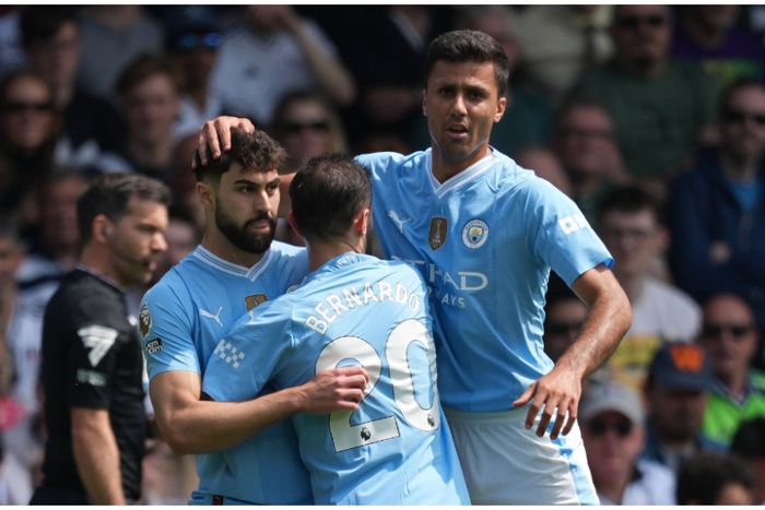 Rodri with his Manchester City teammates celebrate against Fulham.