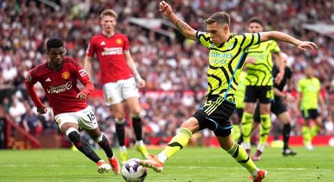 Arsenal claim historic Old Trafford victory over Manchester United to keep Premier League title hopes alive