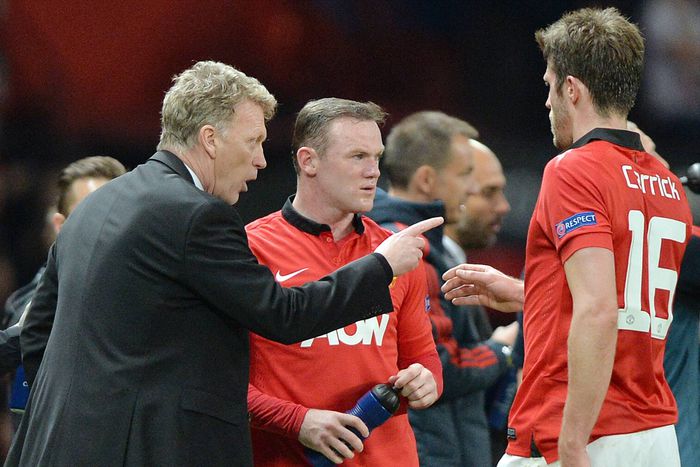 Manchester United s David Moyes oasses on instructions to Wayne Rooney Everton vs Manchester United || Image credit: Imago