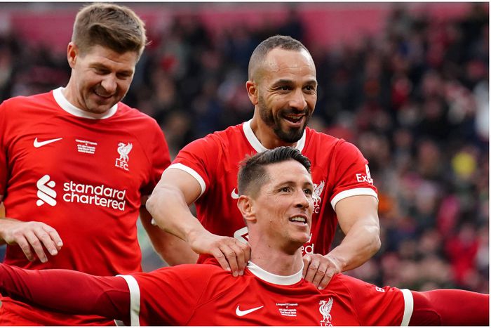 Fernando Torres and his former Liverpool teammates during a friendly.