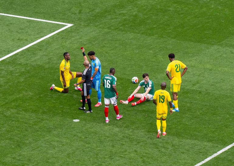 South African player sent off || imago