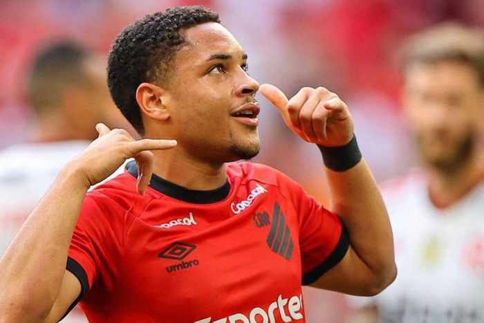 Barcelona sign Vitor Roque