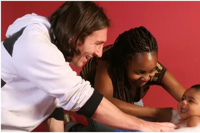 Lionel Messi bathing baby Lamine Yamal.