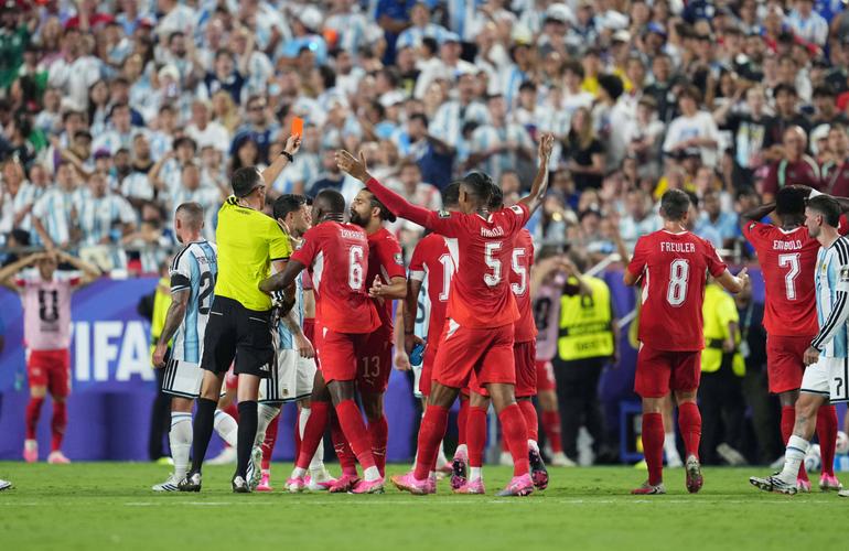Switzerland reduced to 10 men || imago