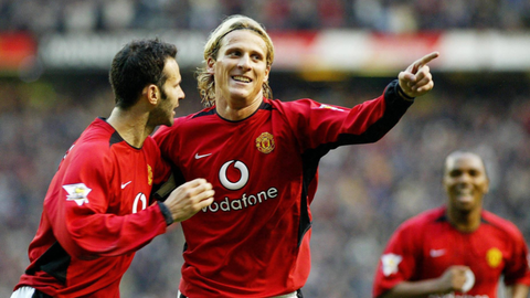 Diego Forlan: Manchester United are reaching Man City level legend claims