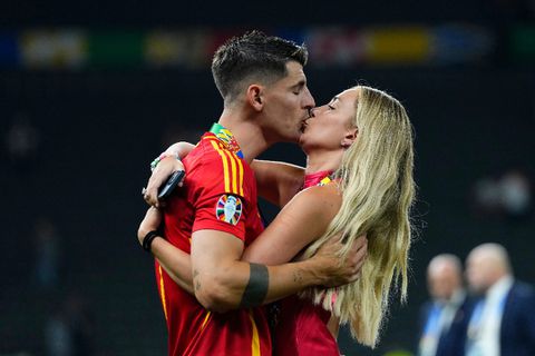 Morata and his wife kissing after Spain won the Euro 2024 || Instagram