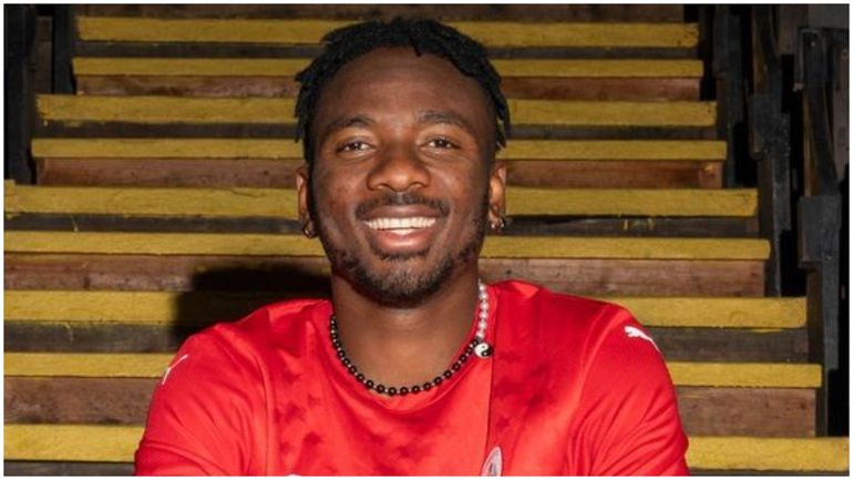 Kelechi Nwakali joins Barnsley.