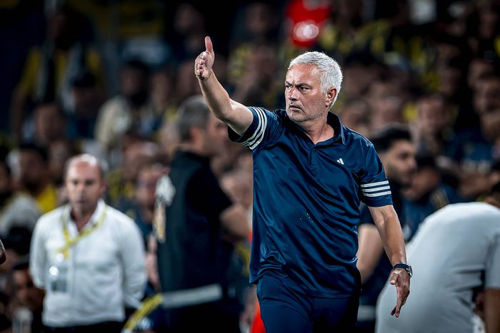 Jose Mourinho animated during Fenerbahce vs Feynoord || Image credit: Imago